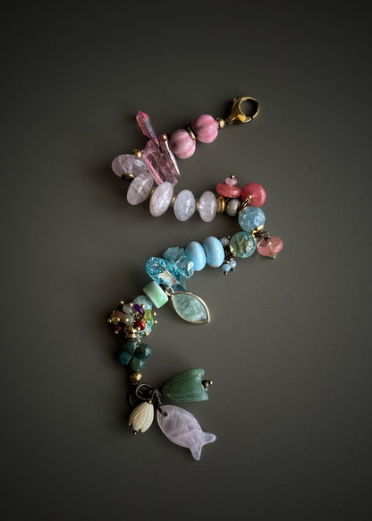 Bracelet with mixed pastel-colored stones, charms and flowers - Model 16