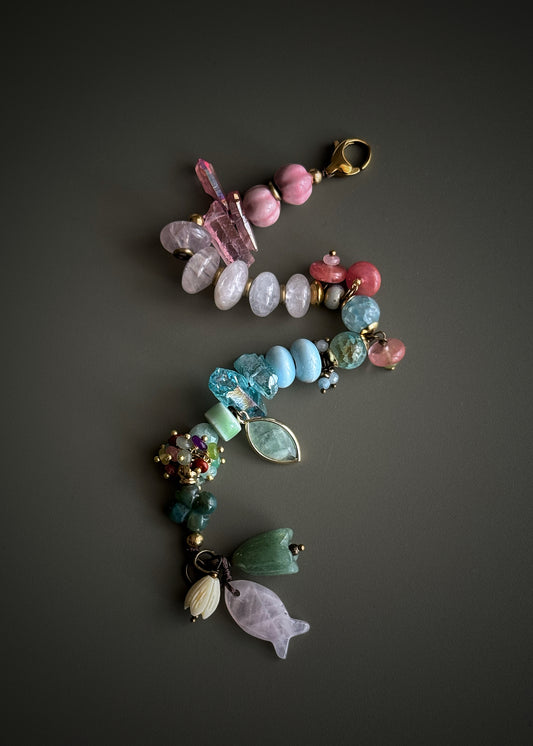 Bracelet with mixed pastel-colored stones, charms and flowers - Model 16