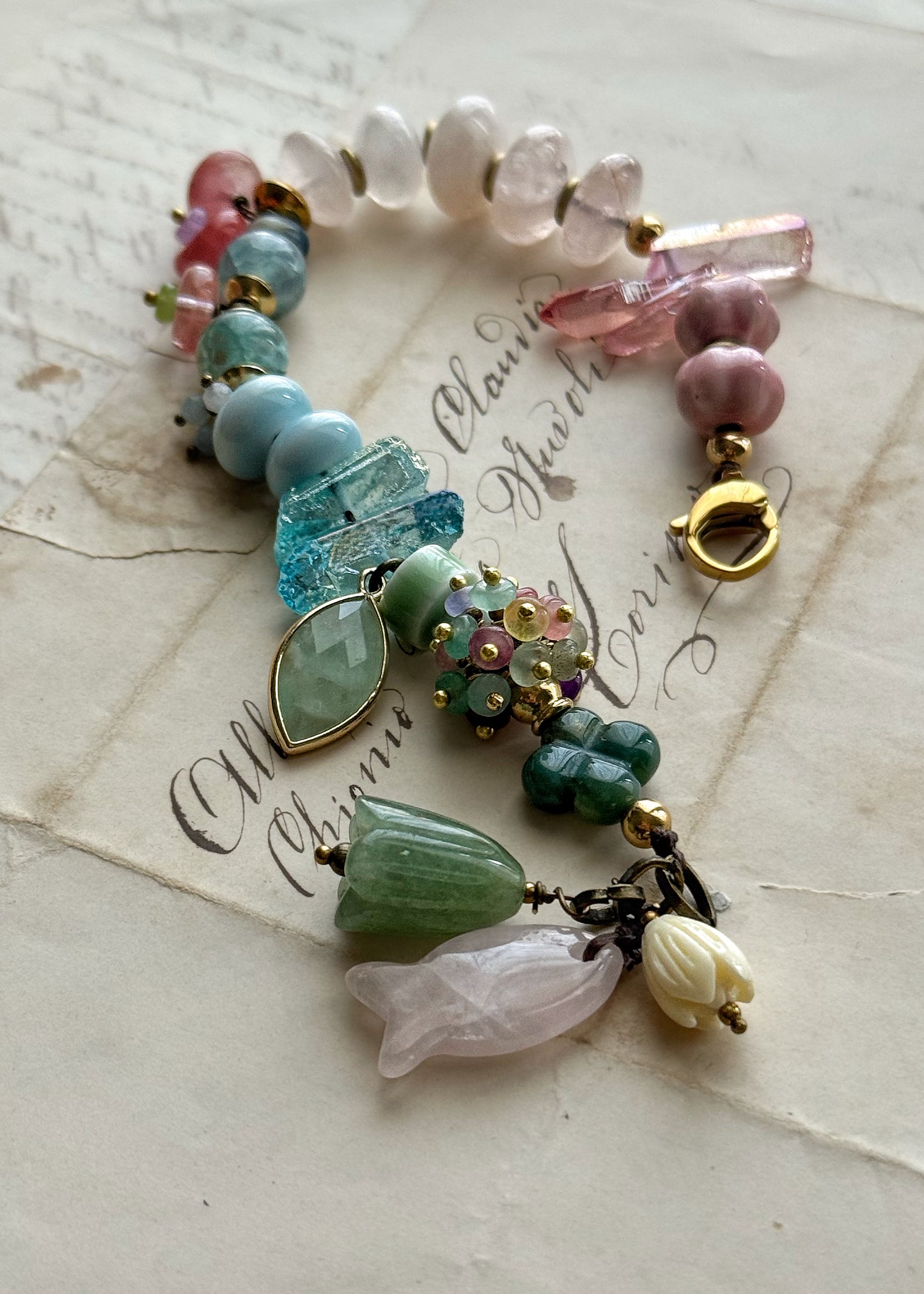 Bracelet with mixed pastel-colored stones, charms and flowers - Model 16