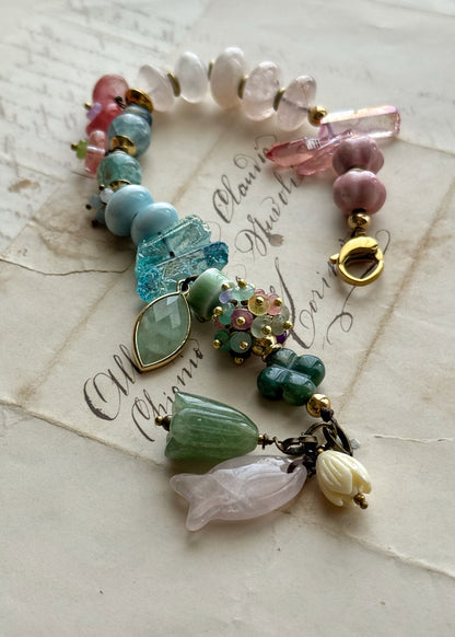 Bracelet with mixed pastel-colored stones, charms and flowers - Model 16