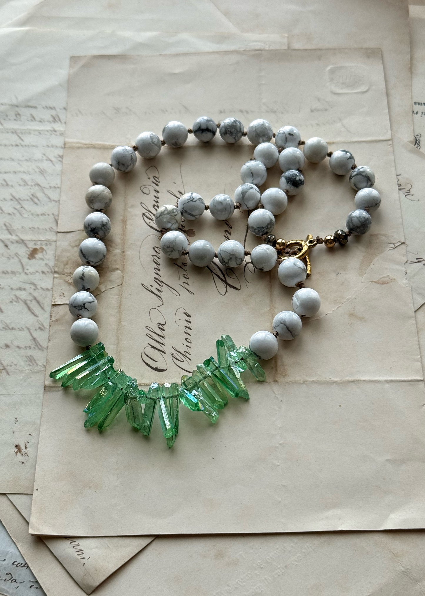 Collana in Howlite bianca e Quarzo Aura verde
