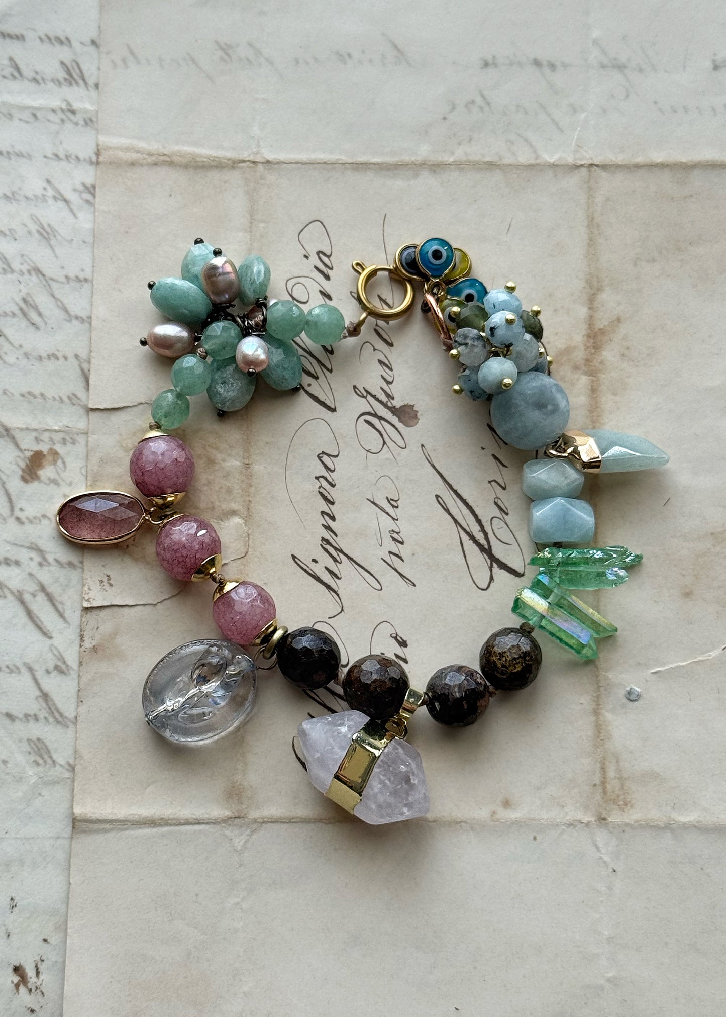 Bracelet with mixed stones in pastel colors, precious charms - Model 17