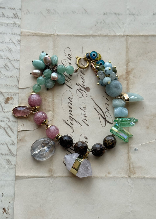 Bracciale con pietre miste colori pastello, ciondoli preziosi - Modello 17