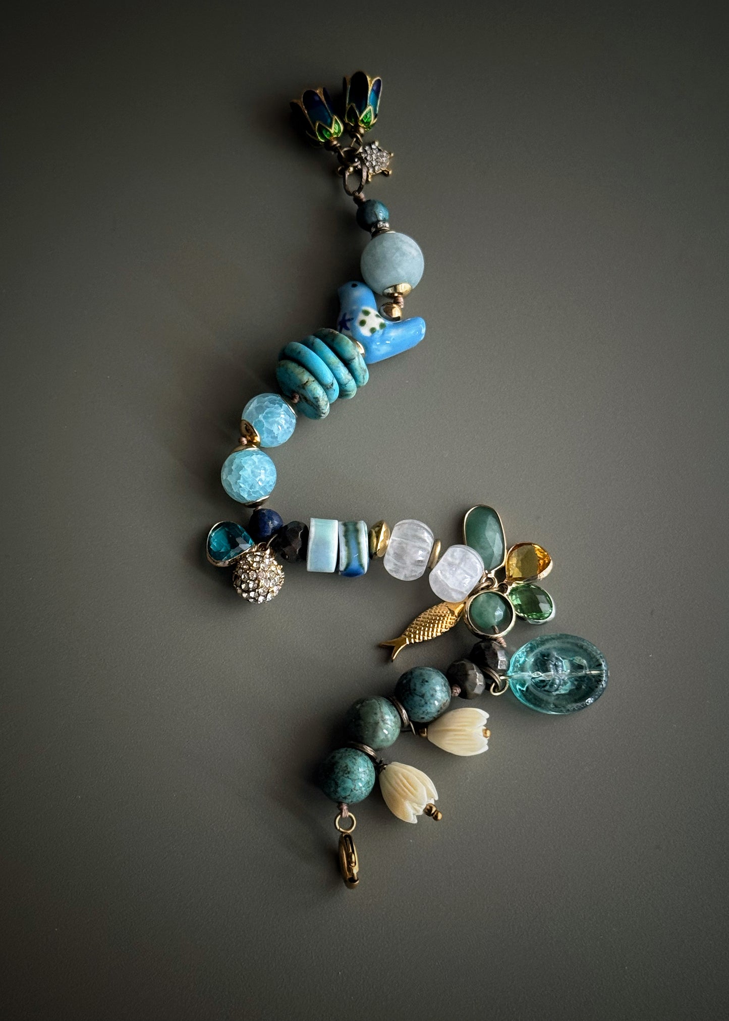 Bracciale azzurro con pietre miste, ciondoli preziosi - Modello18