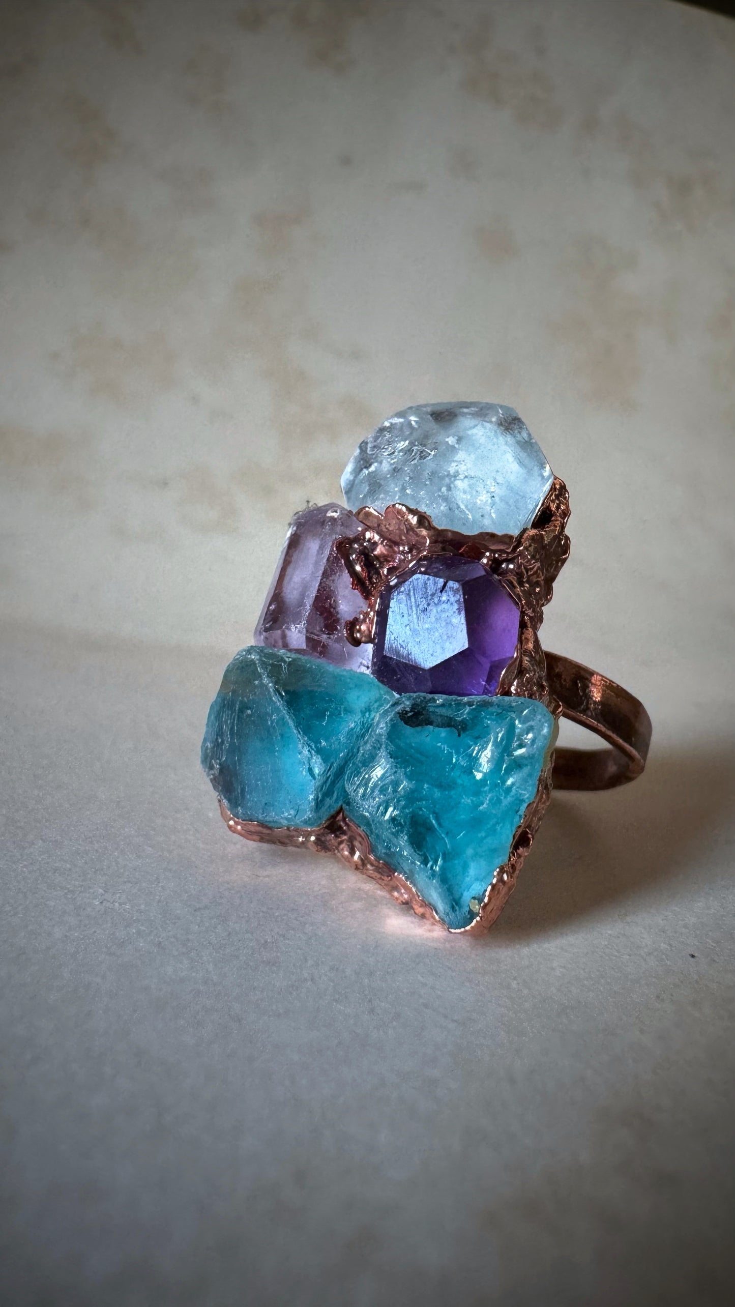 Anello con pietre grezze