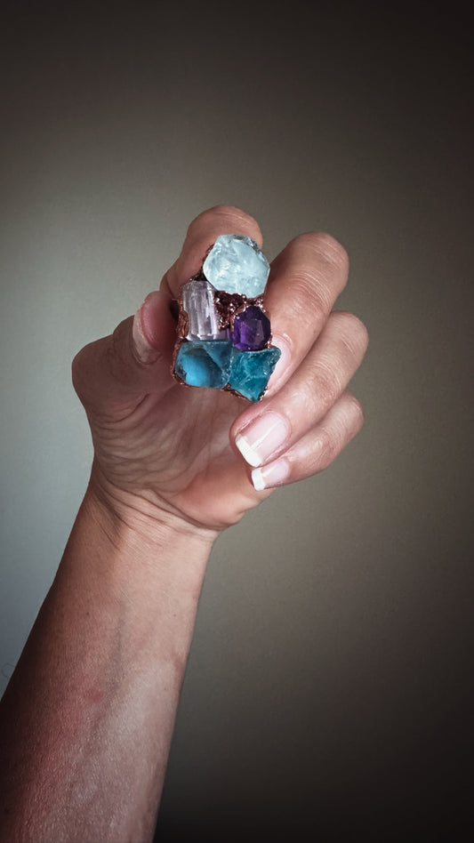 Anello con pietre grezze