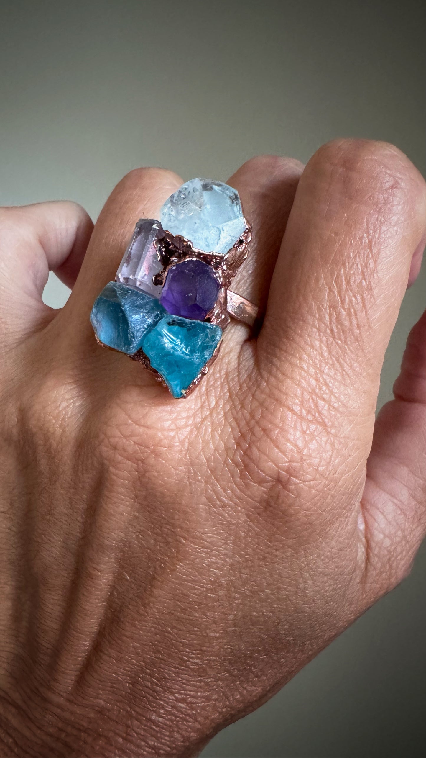 Anello con pietre grezze