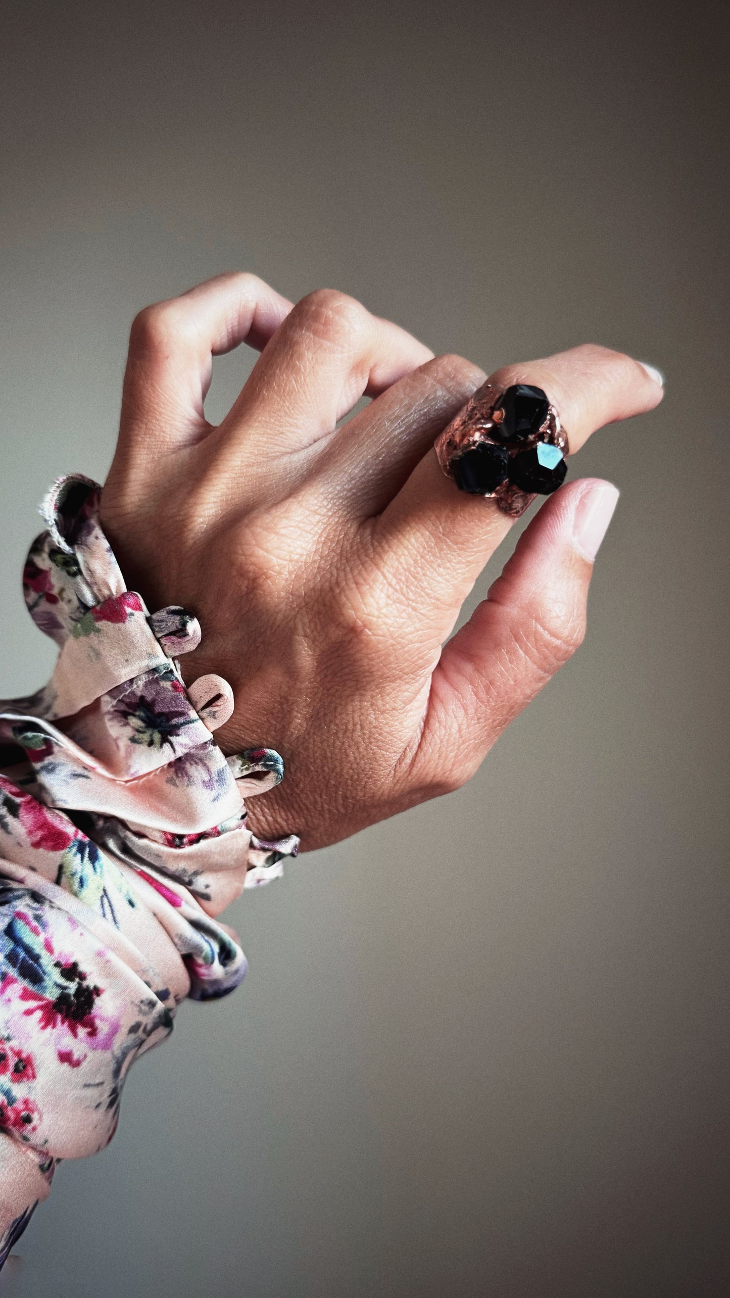 Anello con pepite di tormalina nera, mis.10