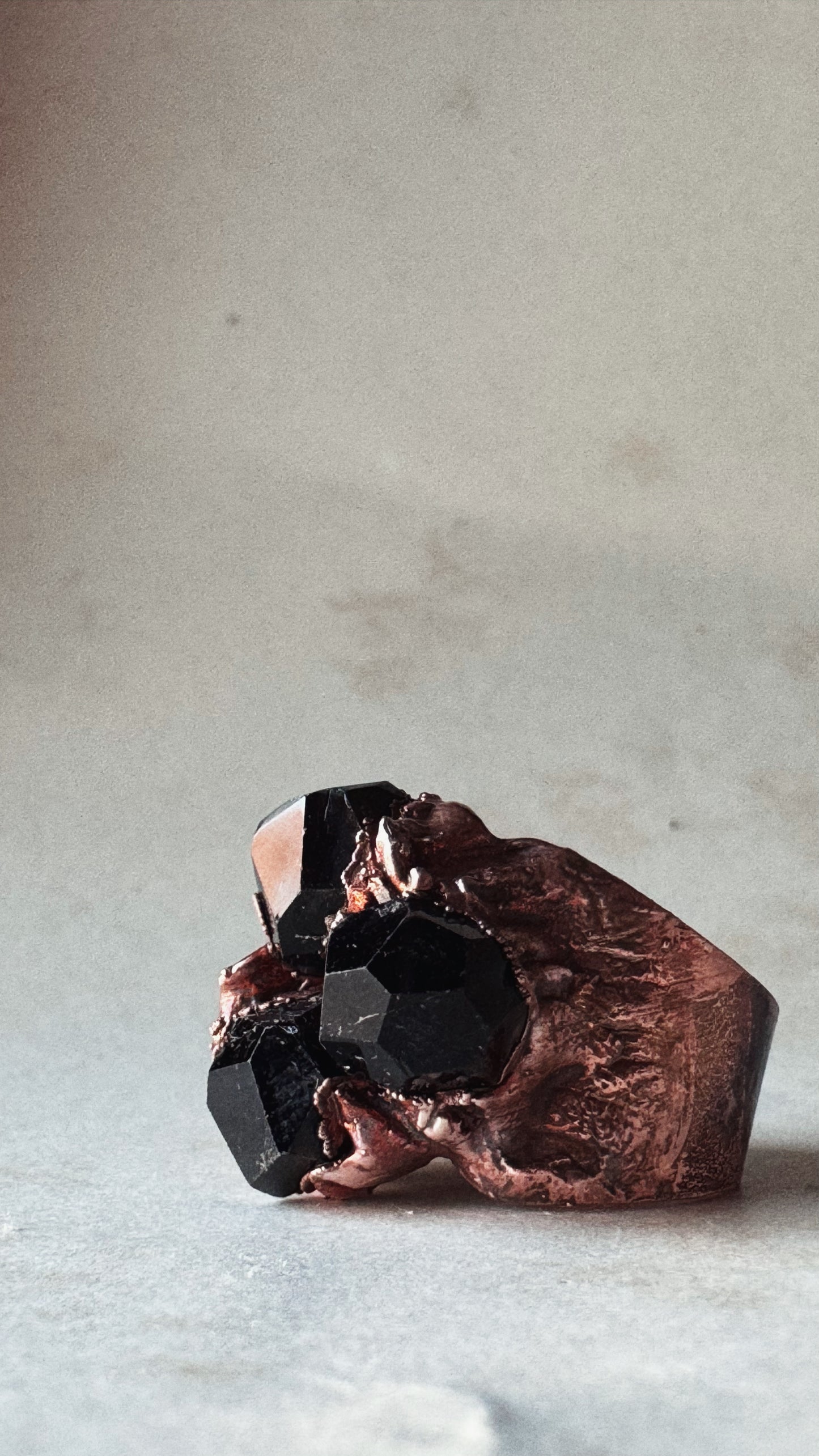 Anello con pepite di tormalina nera, mis.10