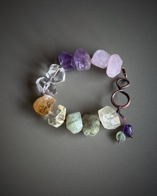 Bracciale con pietre grandi colorate