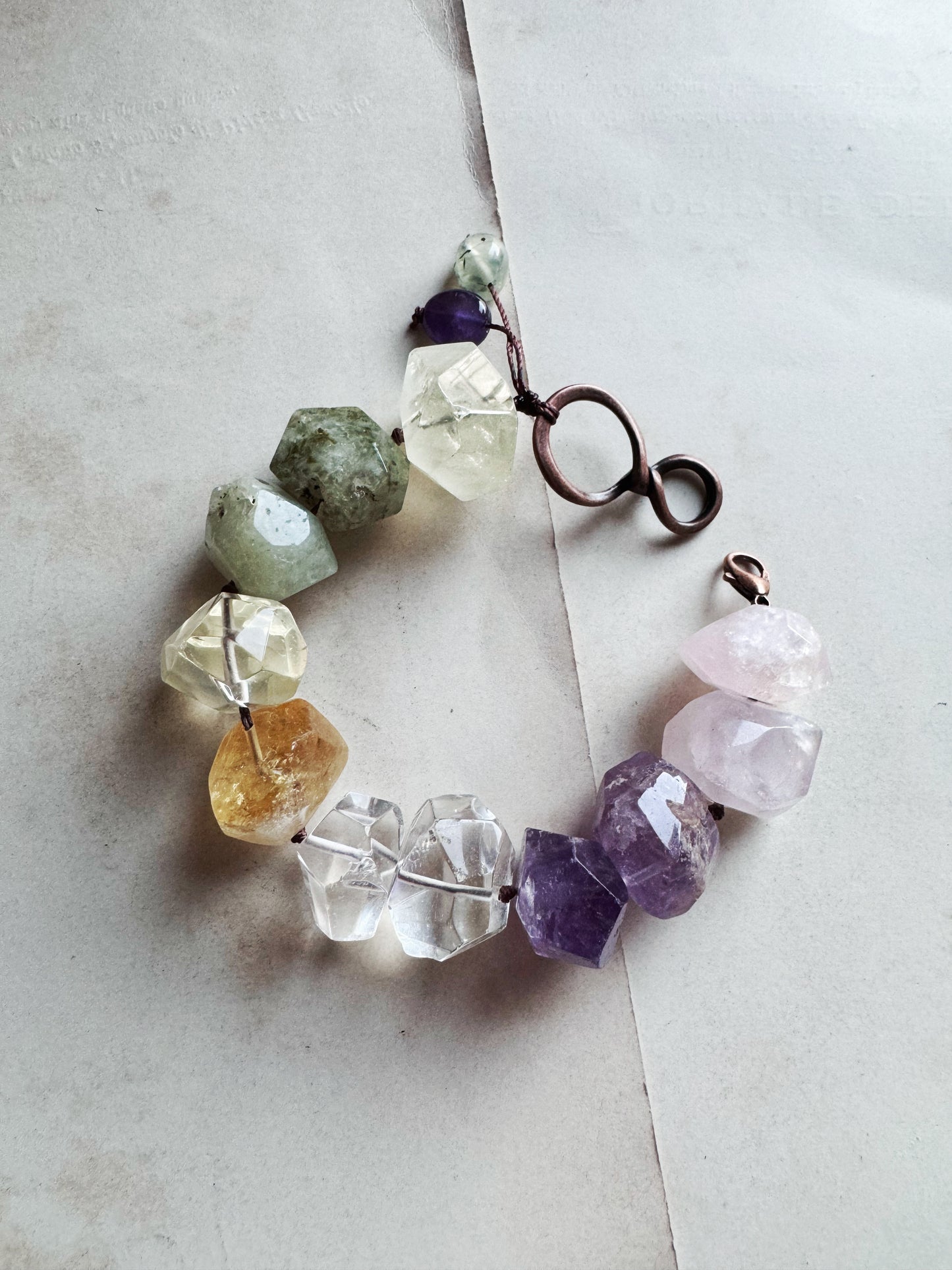 Bracciale con pietre grandi colorate