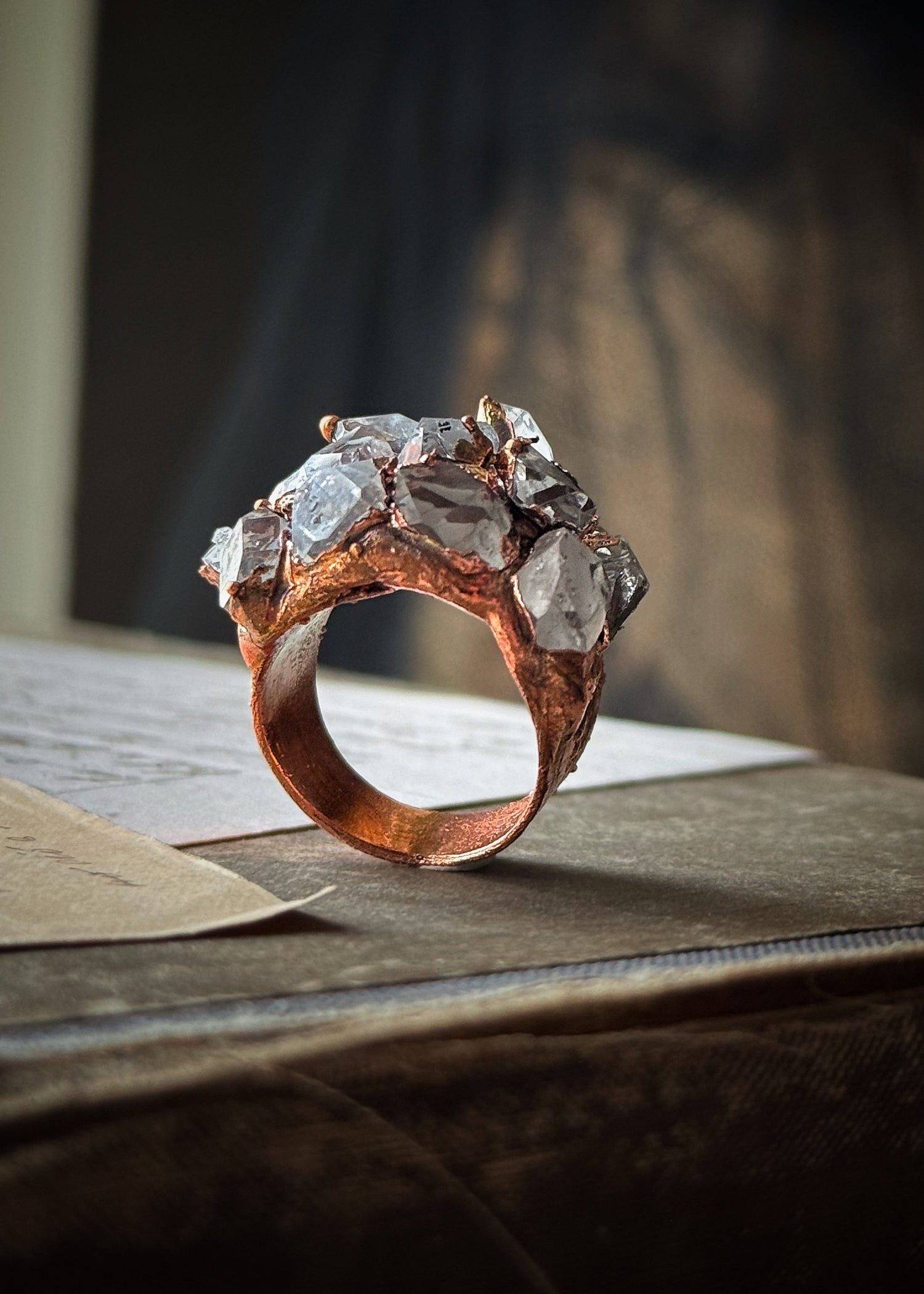 Anello artigianale in rame con quarzo di Herkimer - Ebbijoux
