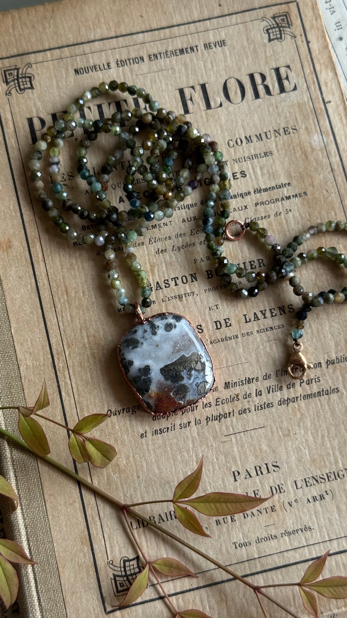 Collana lunga con ciondolo di Marcasite