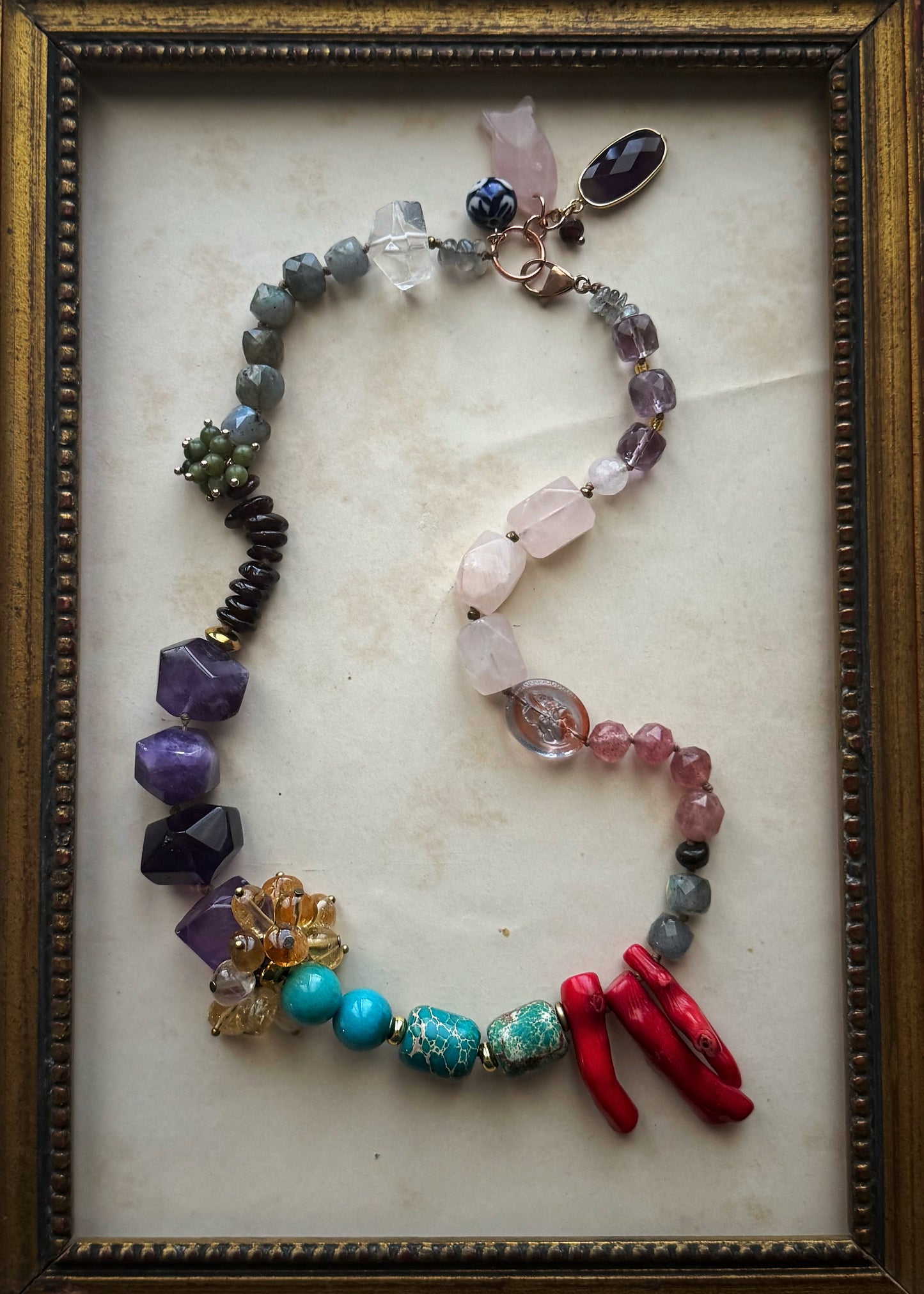 Collana colorata con pietre miste e corallo - Modello 13