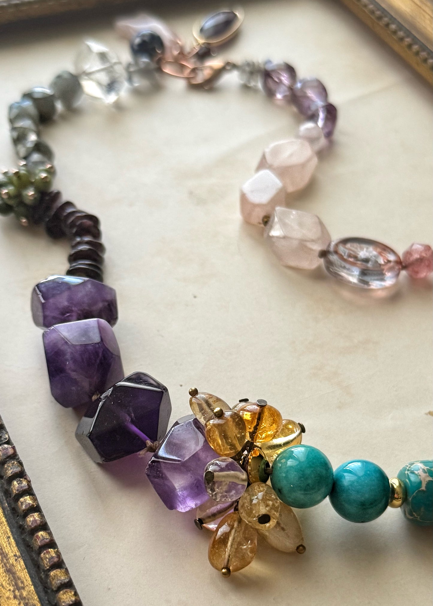 Collana colorata con pietre miste e corallo - Modello 13