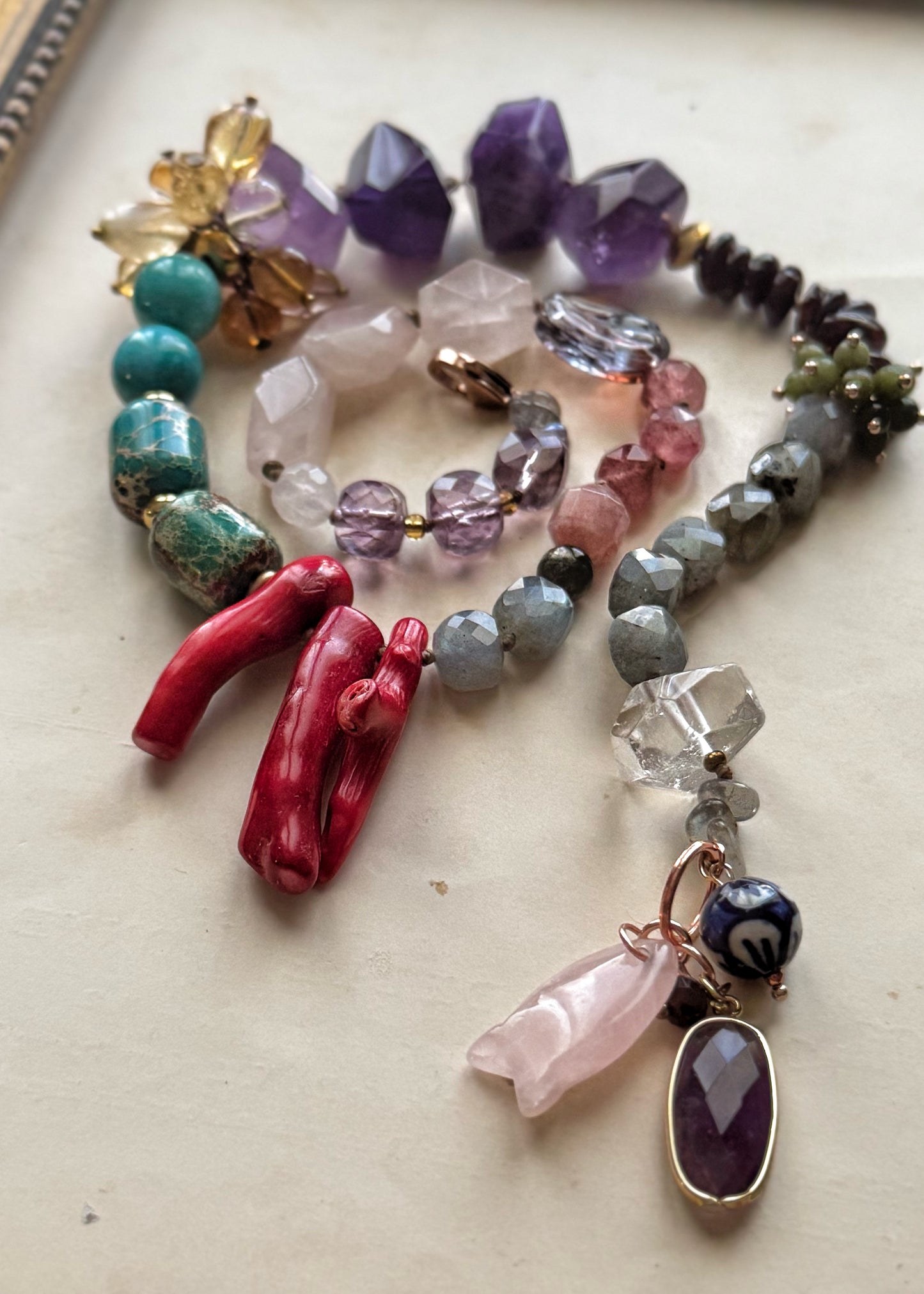 Collana colorata con pietre miste e corallo - Modello 13