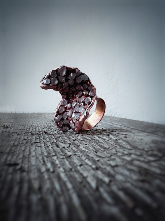 Anello scultoreo in rame con pavé di Herkimer mis.6