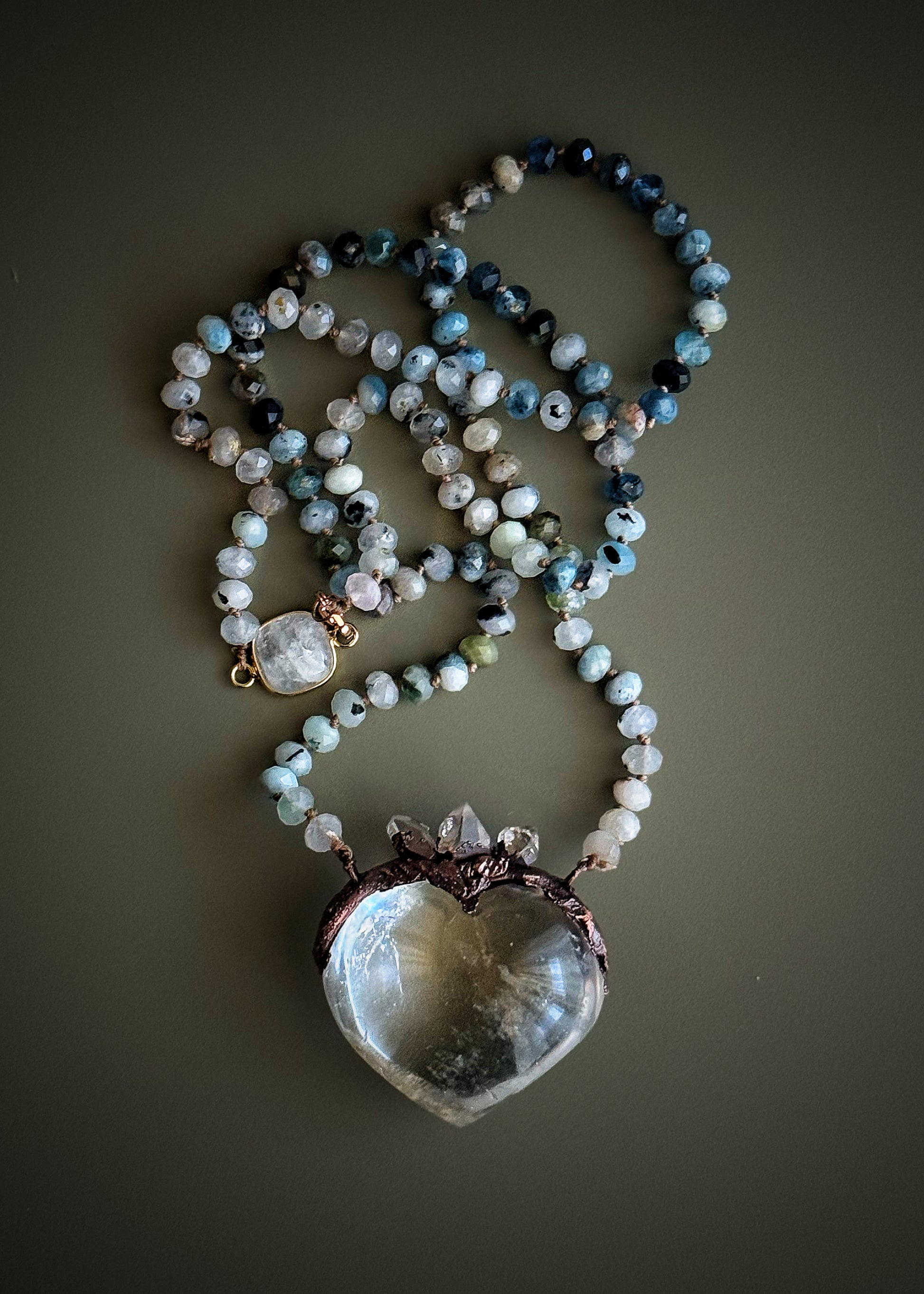 Collana lunga con acquamarina e cuore in quarzo Himalaya – Ebbijoux
