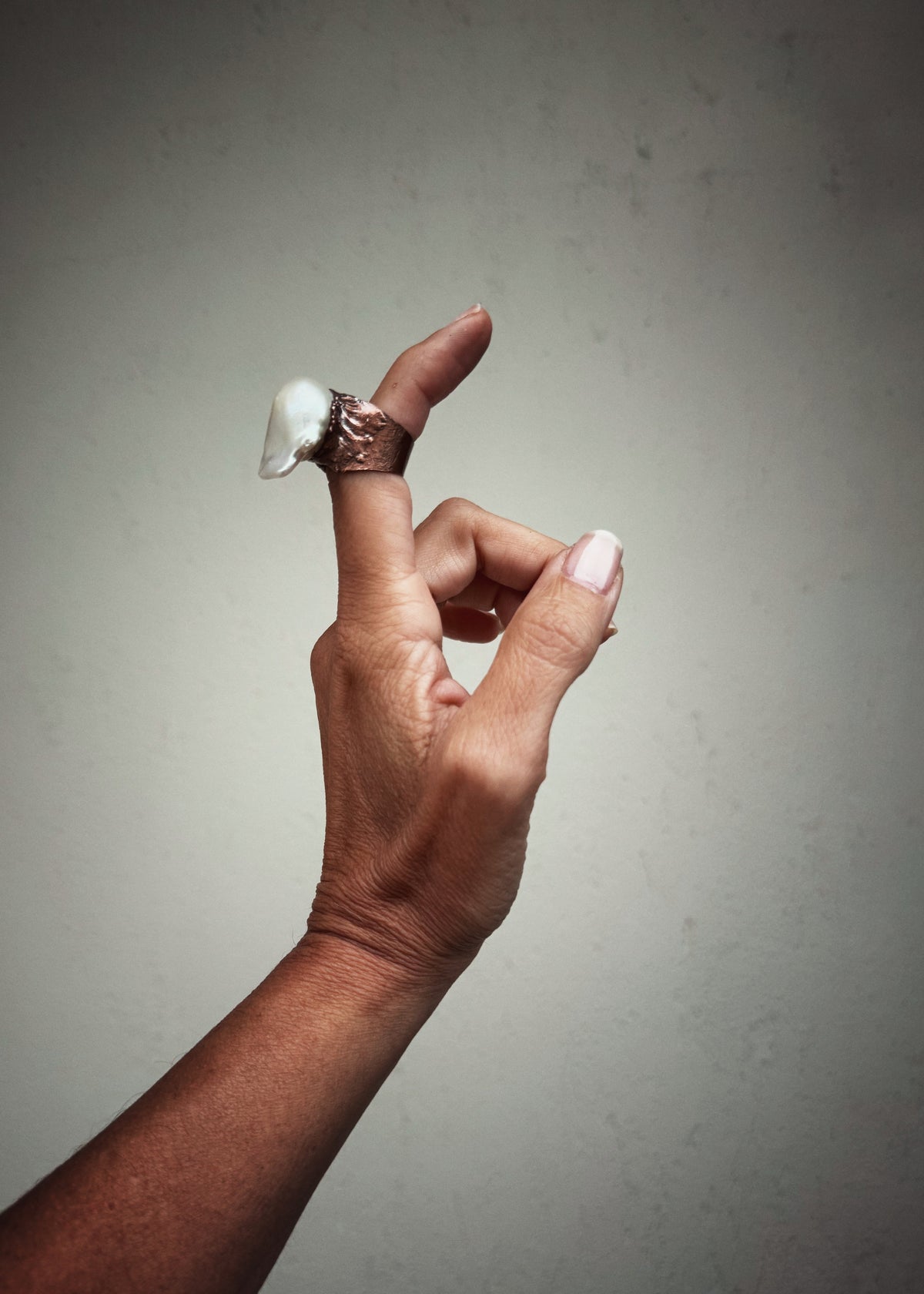Anello in rame con perla barocca - Ebbijoux