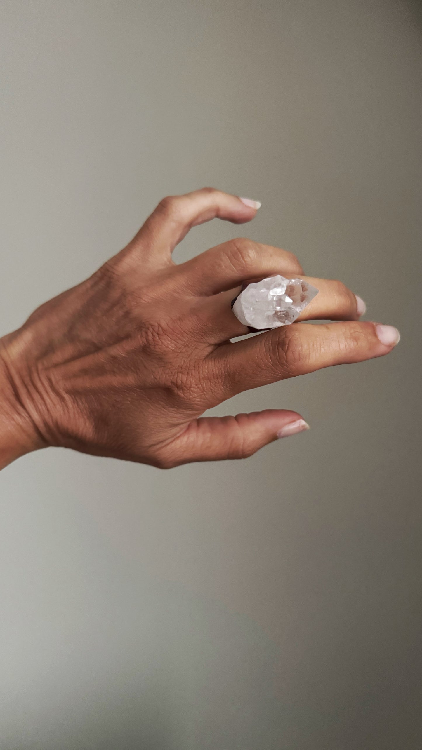 Anello con cluster di quarzo Mis. 8