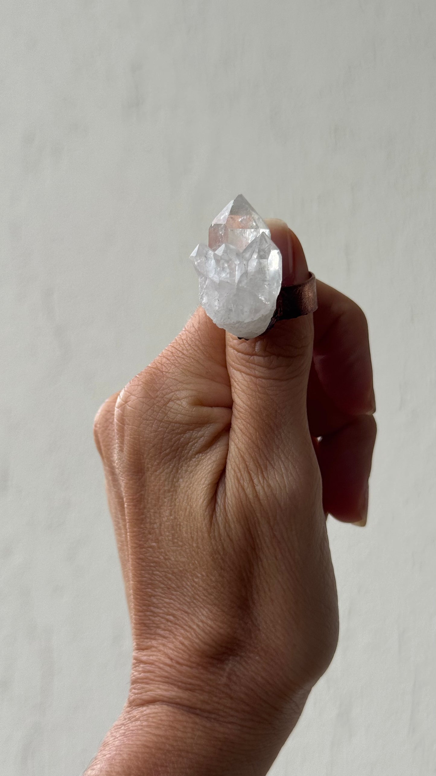 Anello con cluster di quarzo Mis. 8