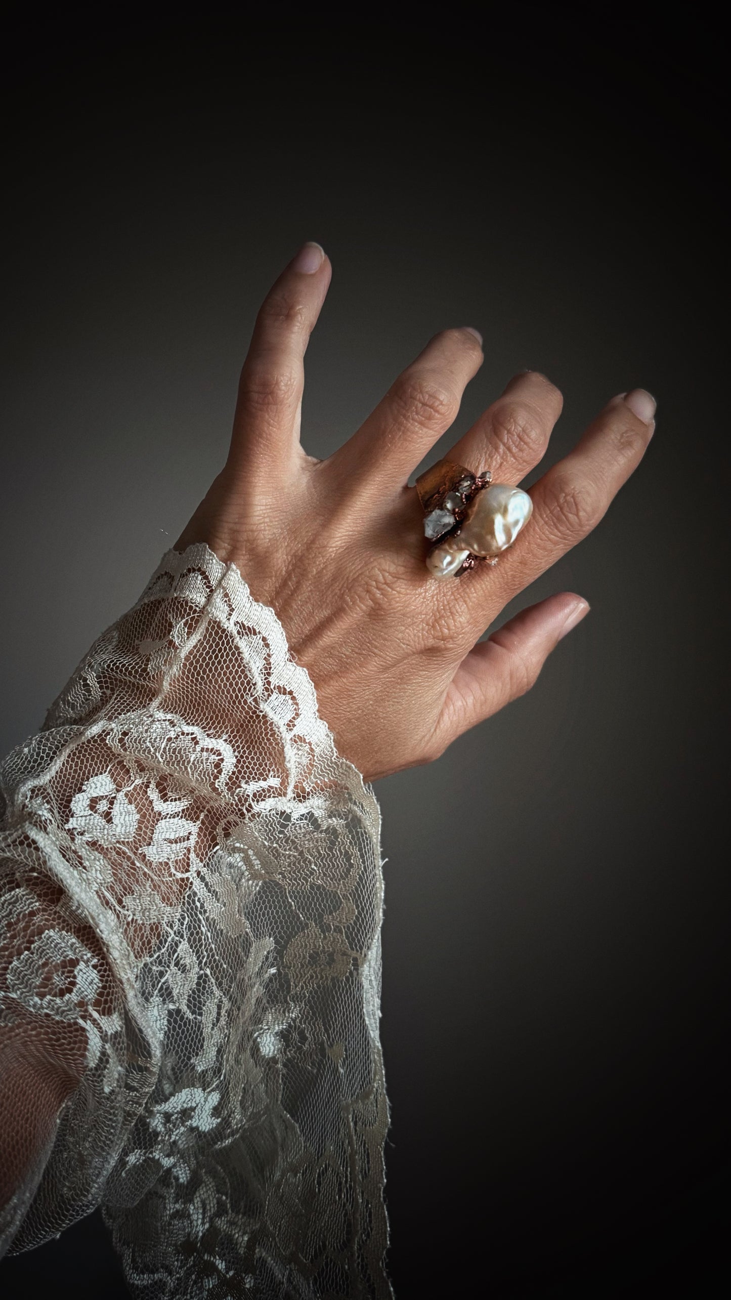 Anello con perla barocca e quarzi di Herkimer Mis.8