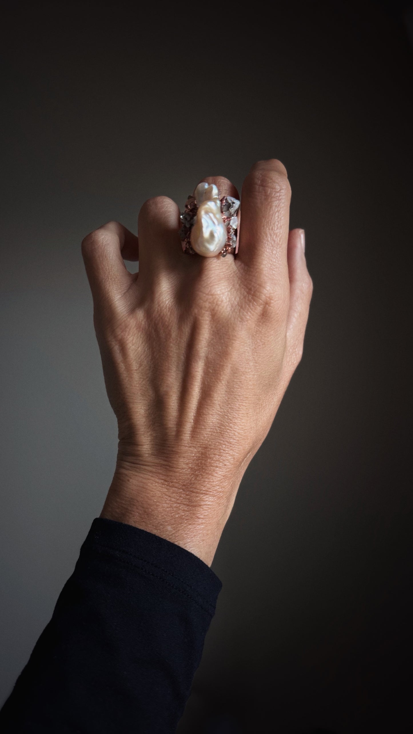 Anello con perla barocca e quarzi di Herkimer Mis.8