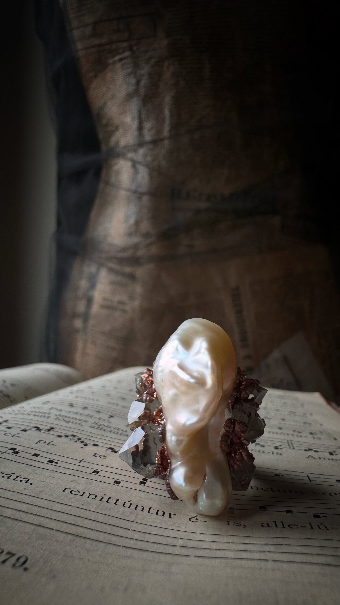 Anello con perla barocca e quarzi di Herkimer Mis.8