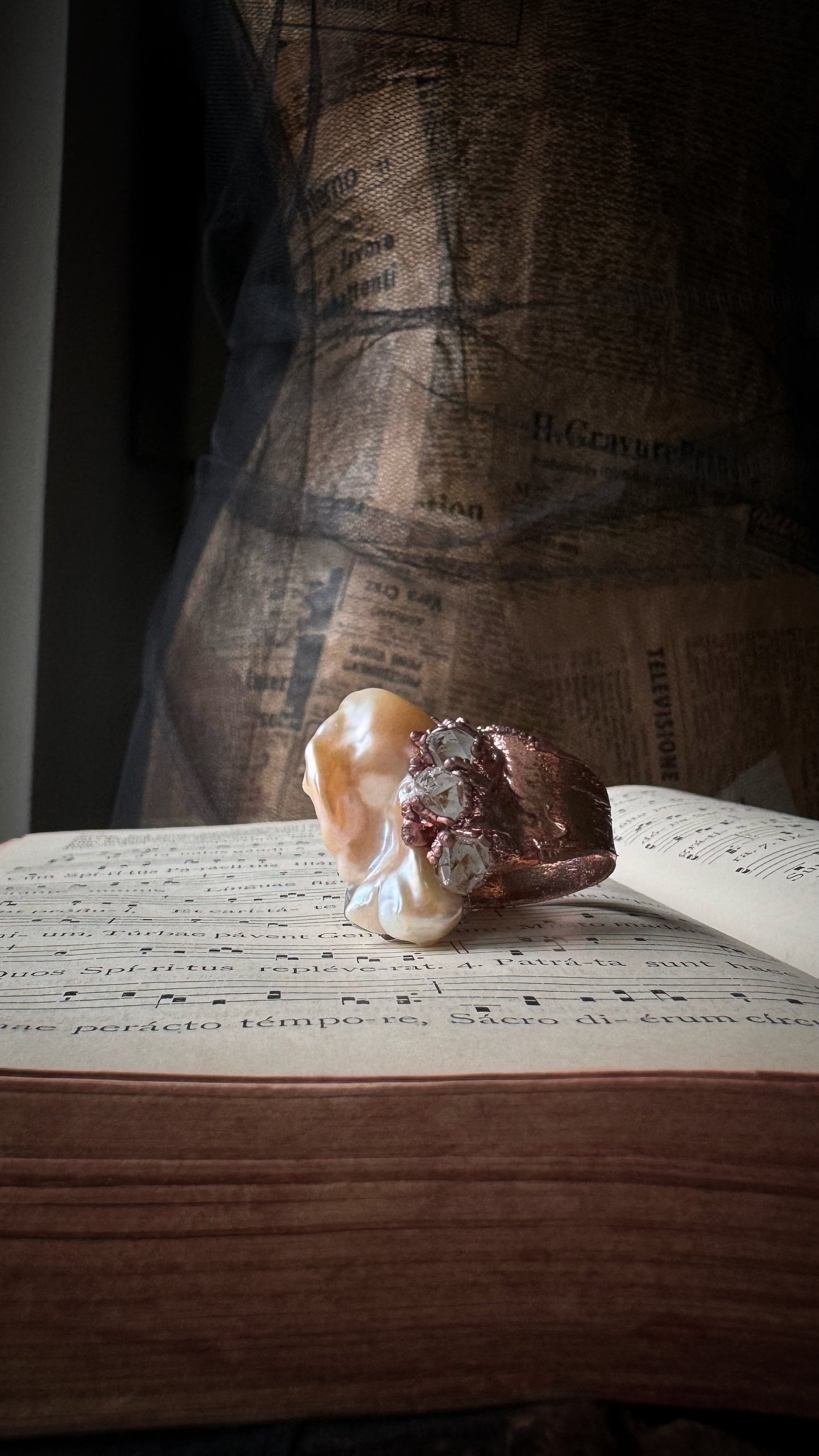 Anello con perla barocca e quarzi di Herkimer Mis.8