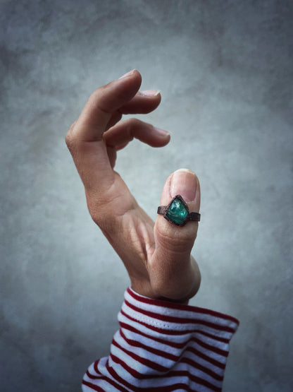 Anello Artigianale con Tormalina Verde Grezza – Mis. 8 US | Ø 18 mm