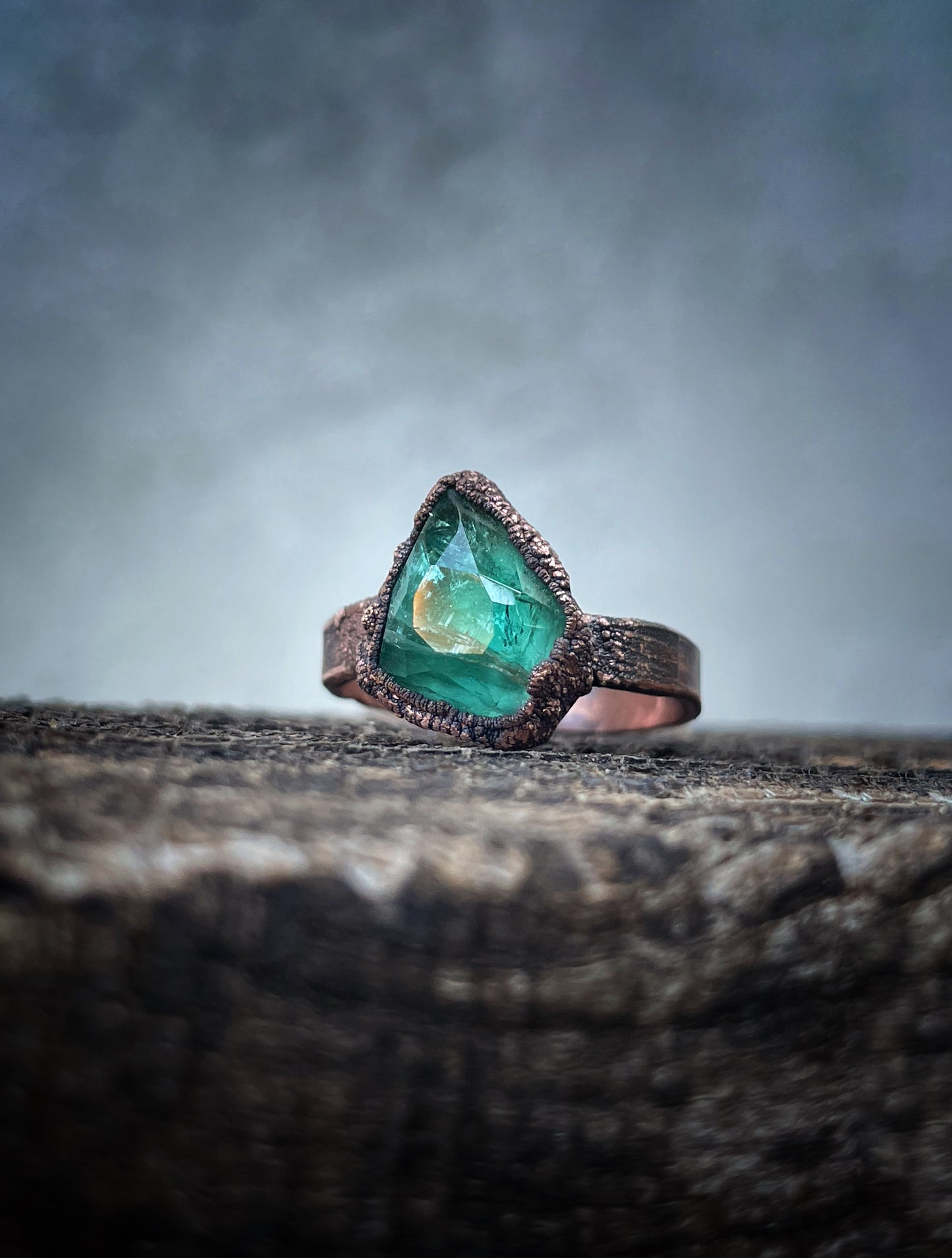 Anello Artigianale con Tormalina Verde Grezza – Mis. 8 US | Ø 18 mm