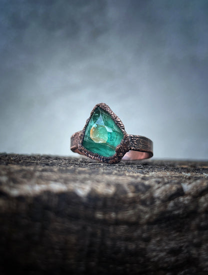 Anello Artigianale con Tormalina Verde Grezza – Mis. 8 US | Ø 18 mm