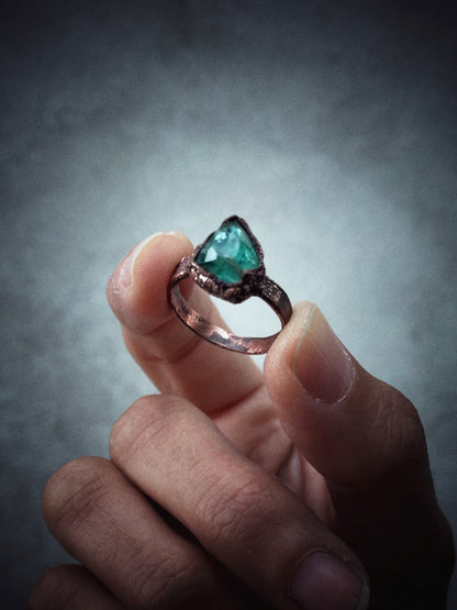 Anello Artigianale con Tormalina Verde Grezza – Mis. 8 US | Ø 18 mm