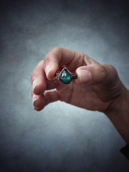 Anello Artigianale con Tormalina Verde Grezza – Mis. 8 US | Ø 18 mm