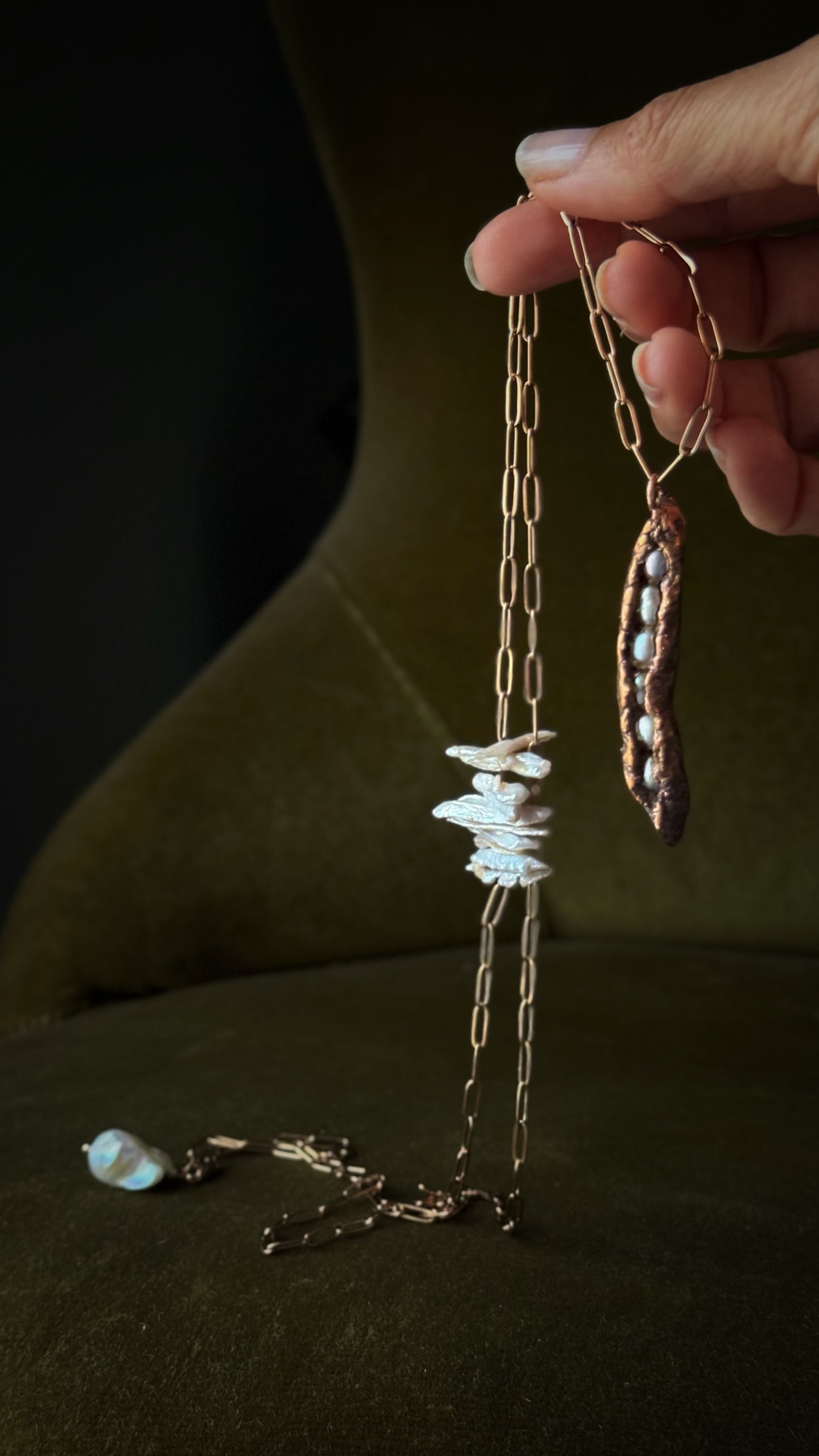 Ciondolo in rame con cinque perle in un baccello