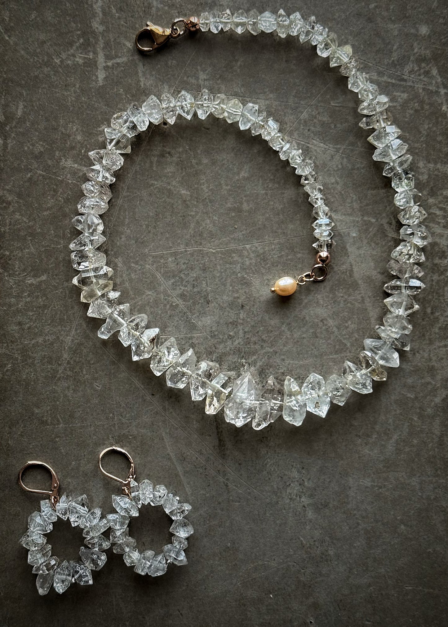 Girocollo con quarzi Herkimer a scalare e chiusura in oro rosa - Ebbijoux