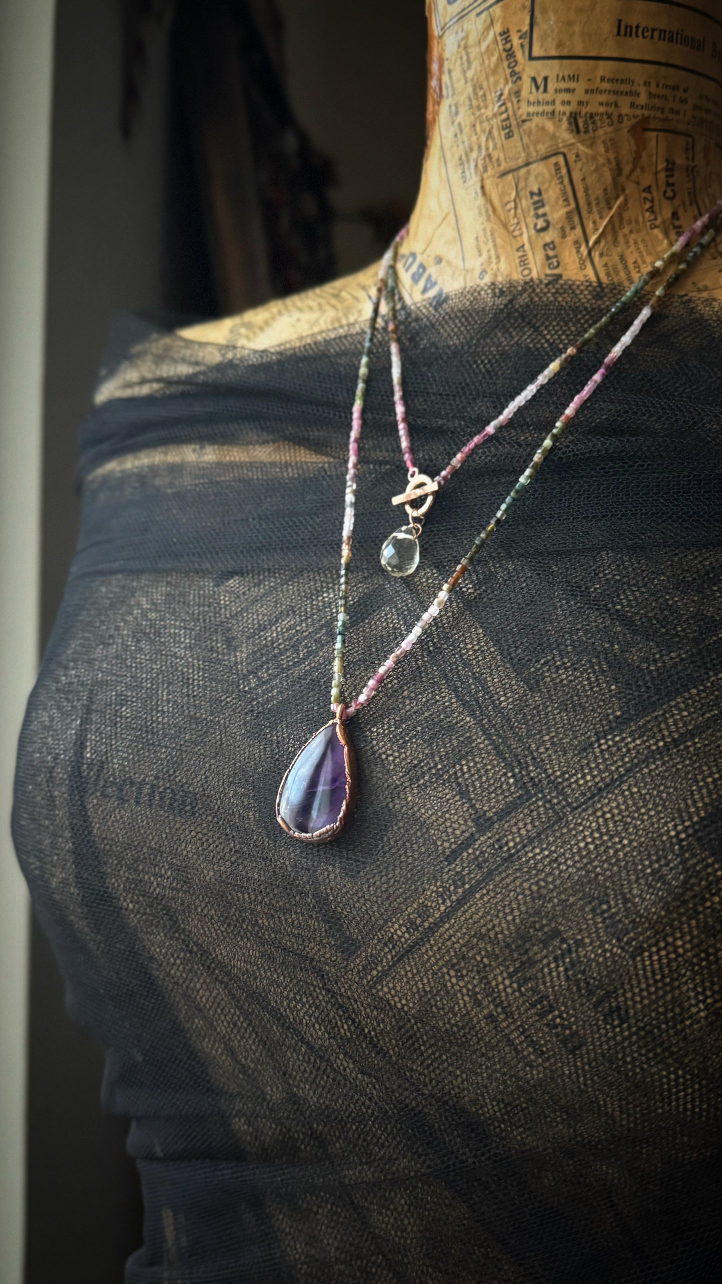 Collana lunga con tormalina e una goccia di Ametista
