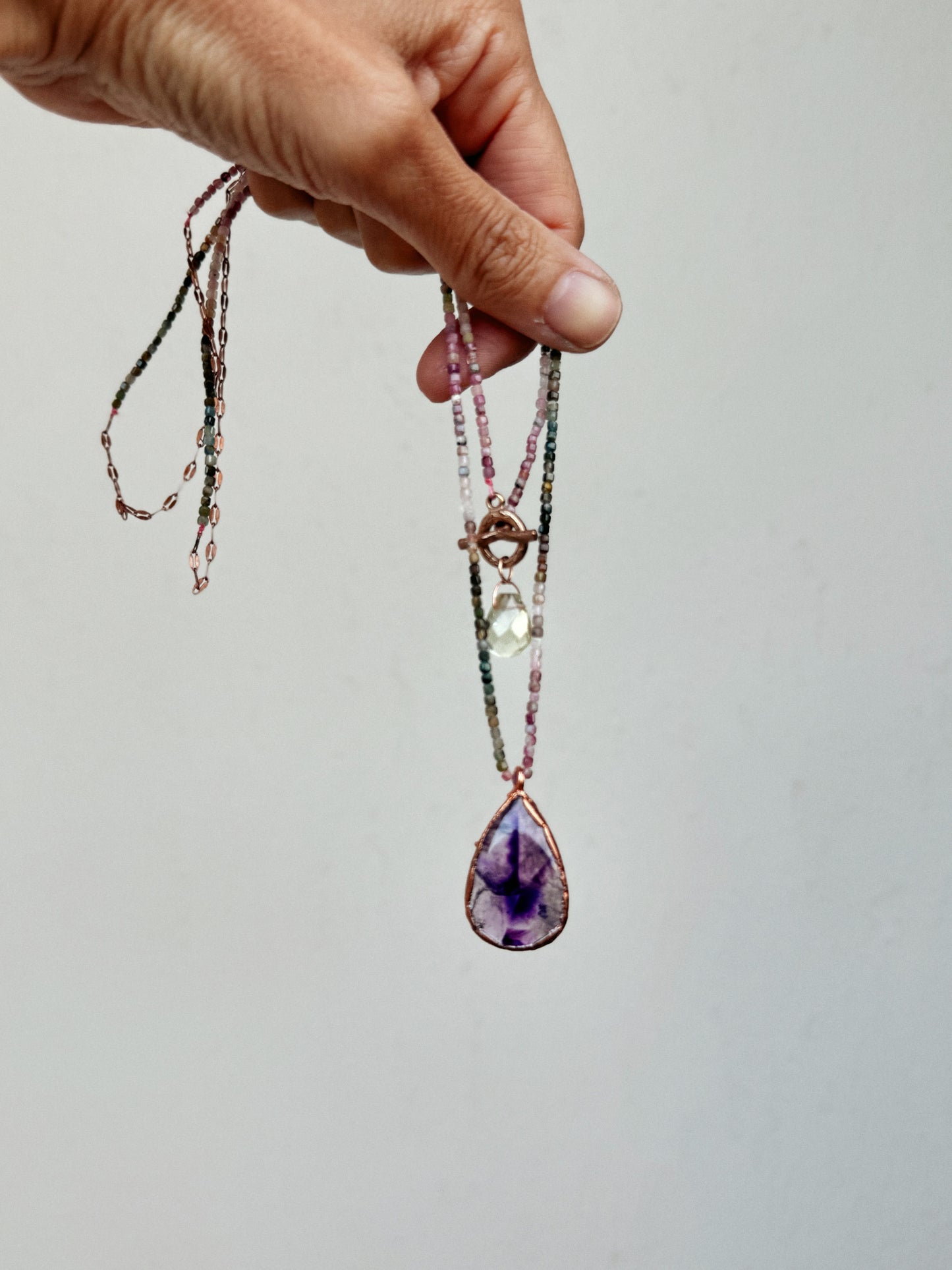 Collana lunga con tormalina e una goccia di Ametista