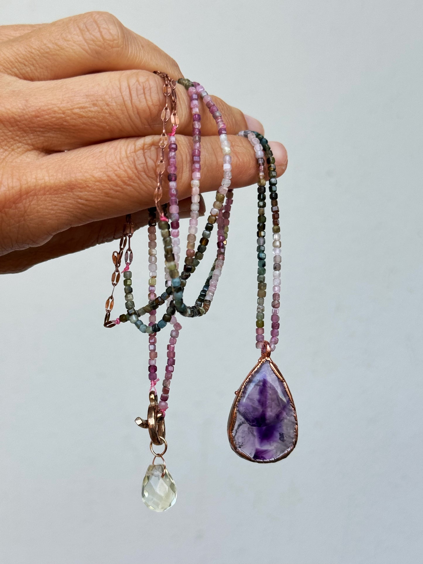 Collana lunga con tormalina e una goccia di Ametista