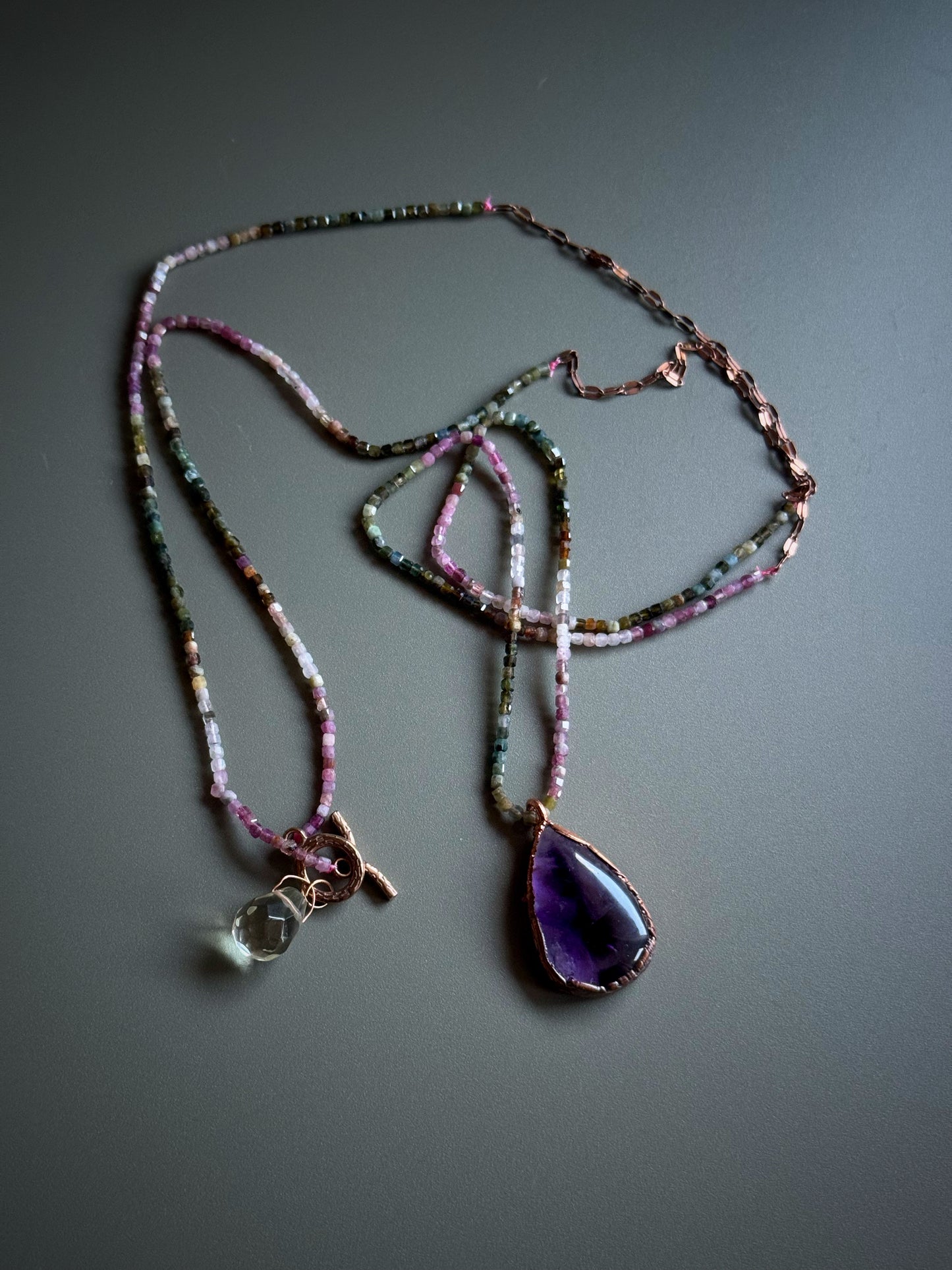 Collana lunga con tormalina e una goccia di Ametista