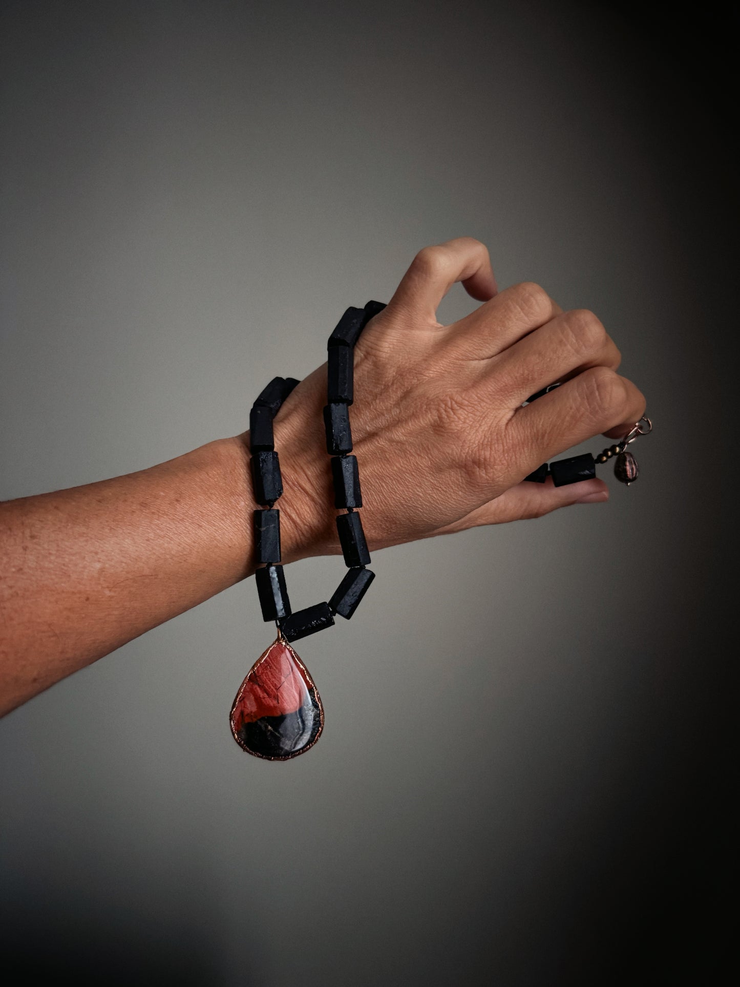 Collana con tormalina nera e goccia di diaspro Picasso