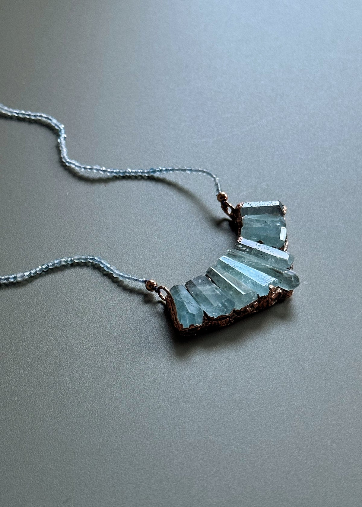Collana in acquamarina con ciondolo scultoreo in rame - Pezzo unico