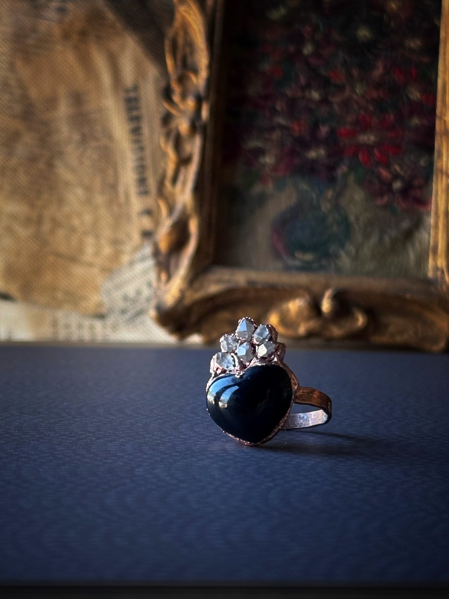 Anello cuore sacro in agata nera e diamantini di Herkimer