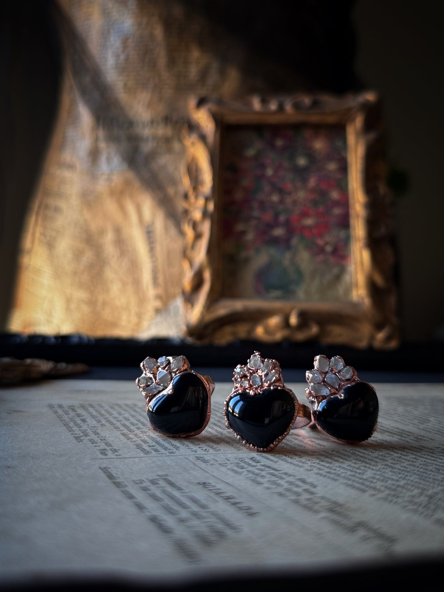 Anello cuore sacro in agata nera e diamantini di Herkimer