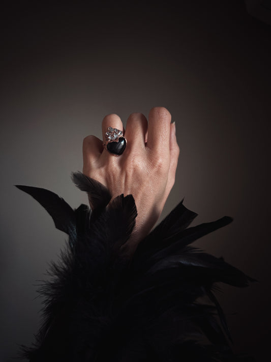 Anello cuore sacro in agata nera e diamantini di Herkimer