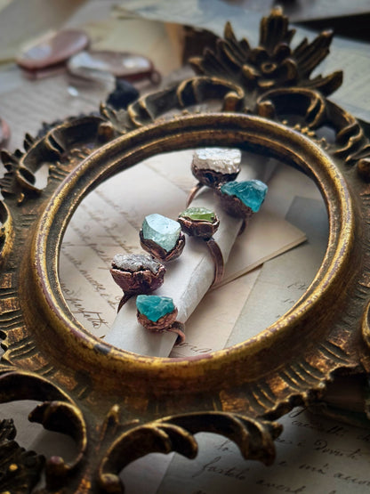 Adjustable ring with raw stones