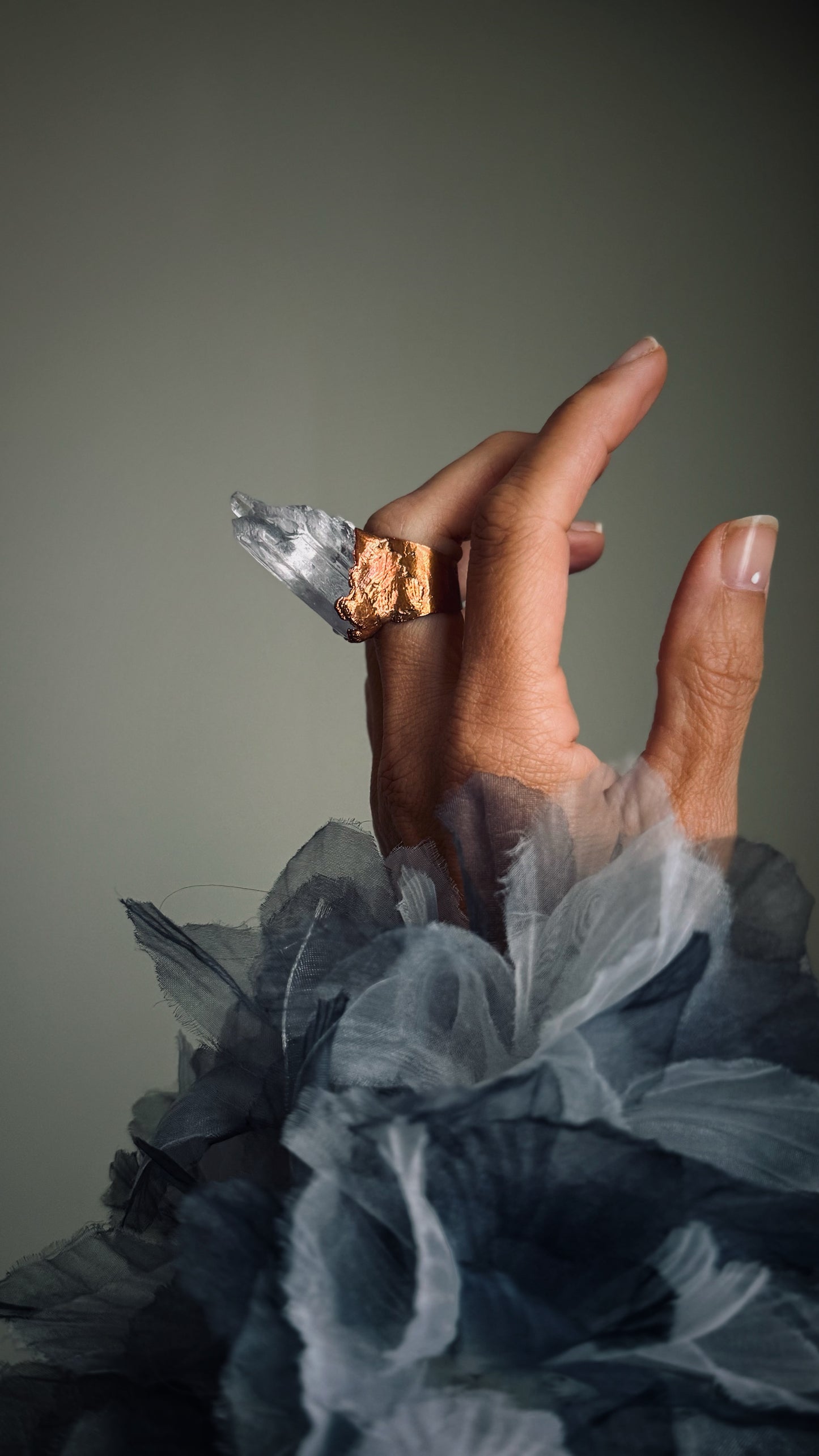 Anello con pietra grezza di Kunzite rosa mis.7