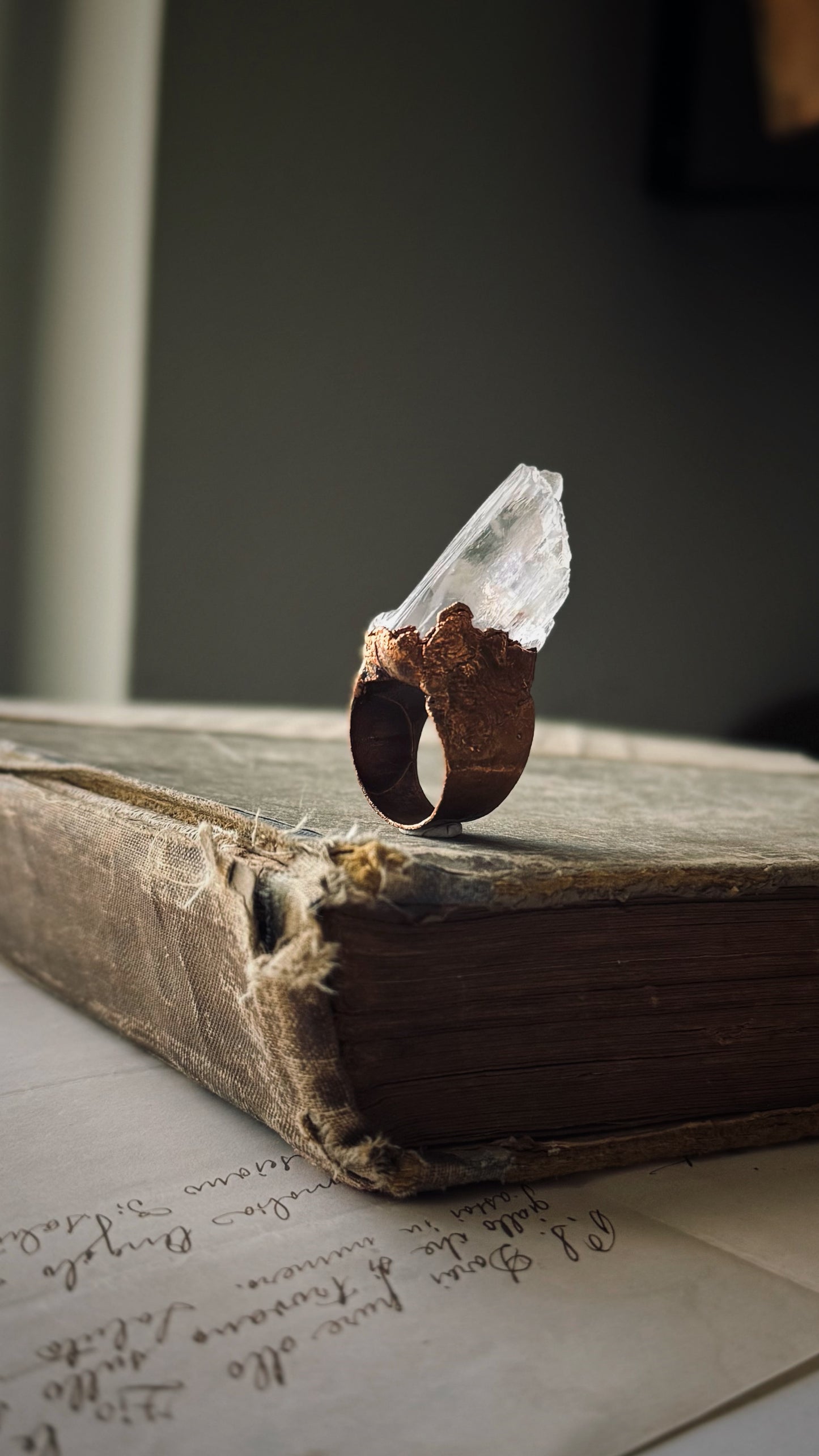 Anello con pietra grezza di Kunzite rosa mis.7