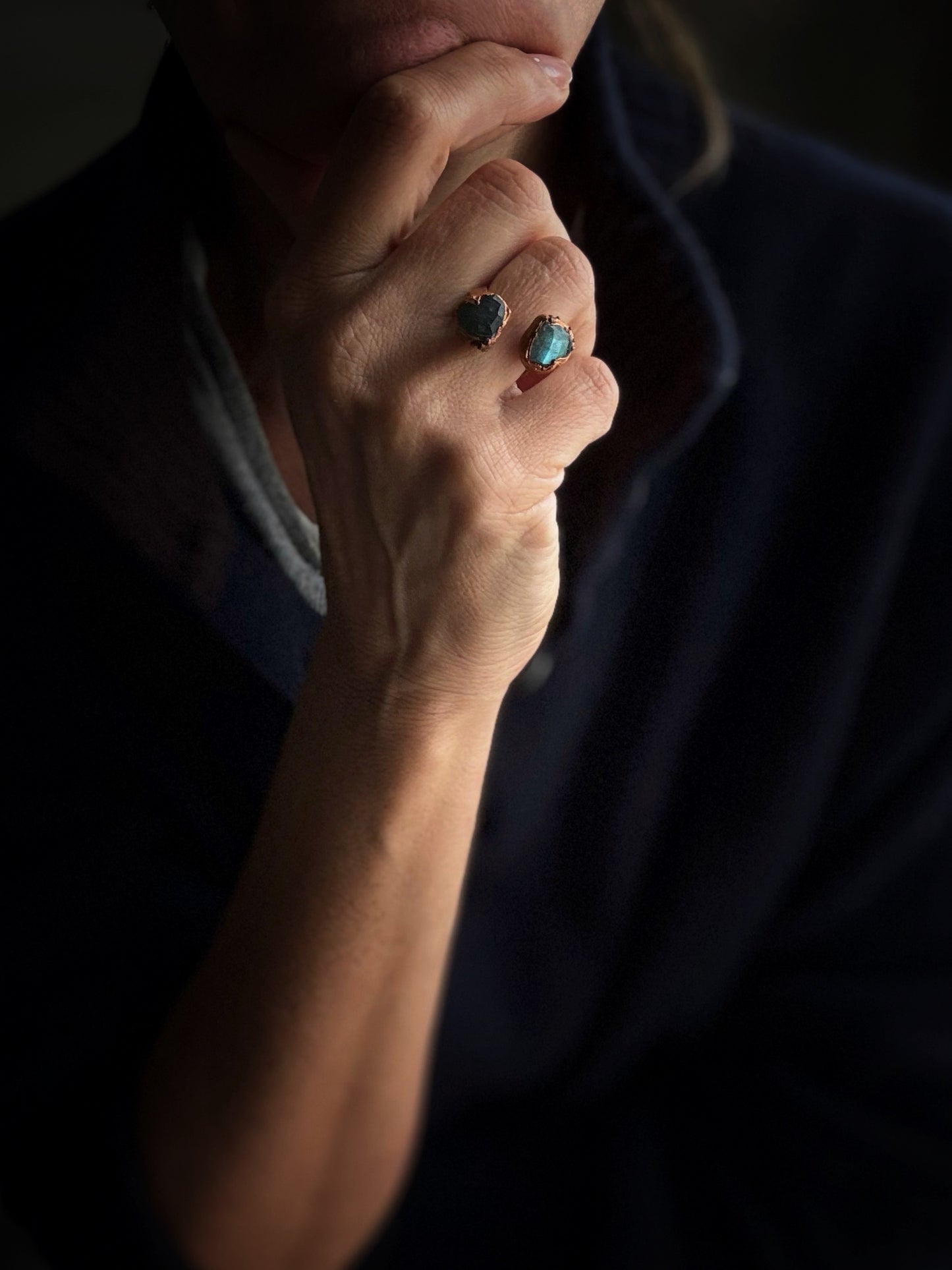 Anello aperto regolabile con cuori di labradorite mis.6-7