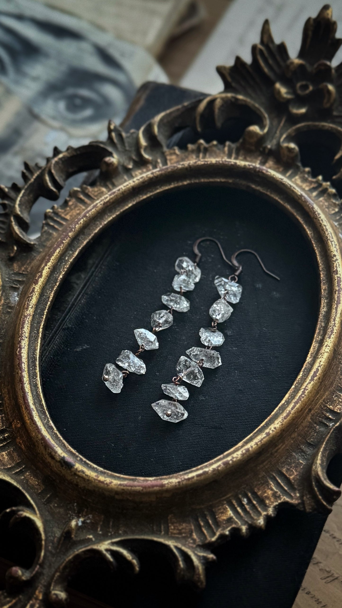 Orecchini lunghi con diamanti di Herkimer